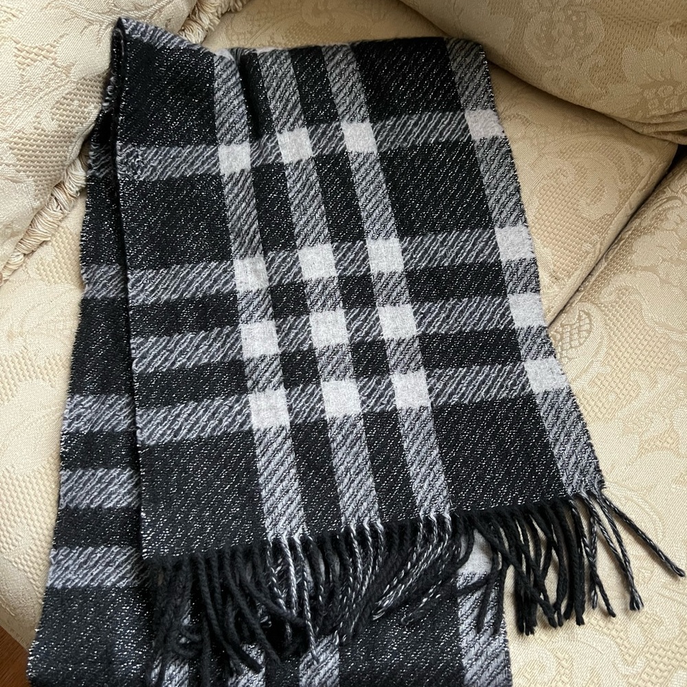 Burberry black and gray plaid 100% cashmere scarf with sparkly threading, unisex - Picture 5 of 7
